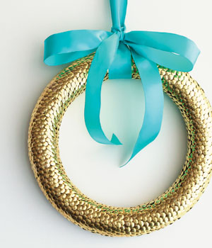 How to make a thumbtack wreath