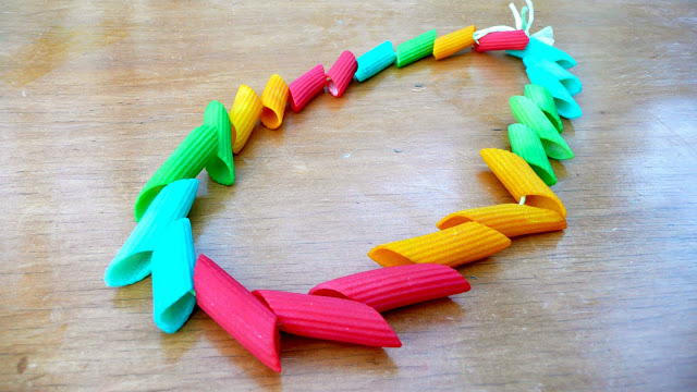 How to Make a Macaroni Necklace |